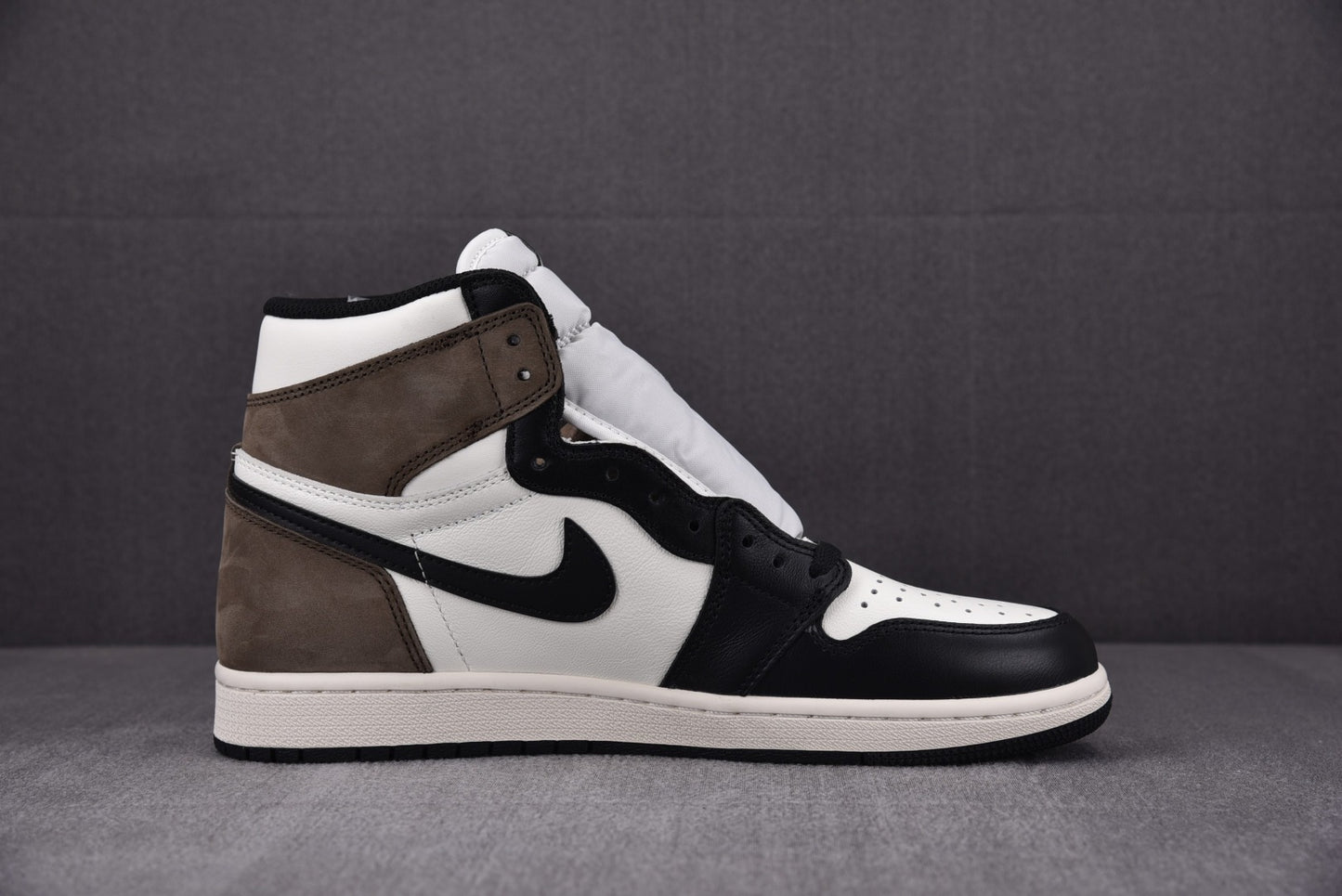 Air Jordan 1 Retro High 'Dark Mocha'